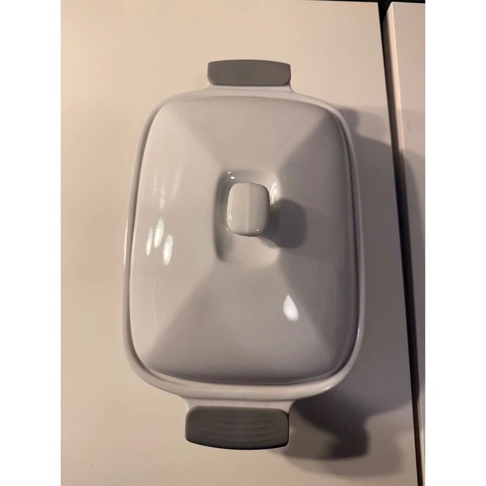 Wolfgang puck 3 quart casserole dish with lid and grey silicone handles
